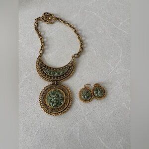 Vintage 1970s Elegant Gold and Jade Chip Stones Green Necklace and Earrings Set